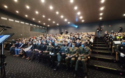 Autoridades políticas, civiles y militares han participado en el acto de entrega de distinciones y condecoraciones a agentes de la Policía Local