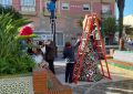 Mil ochocientas piezas de croché componen el árbol de Navidad que adorna la plaza Fariñas