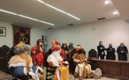 El alcalde ha recibido a los Reyes Magos en el salón de plenos