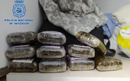 La  Policía Nacional detiene a tres personas y desmantela dos puntos de venta de drogas en La Línea de la Concepción