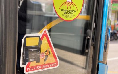 Movilidad Urbana y Socibus colaboran en la colocación de los nuevos dispositivos de advertencia sobre ángulos muertos en autobuses