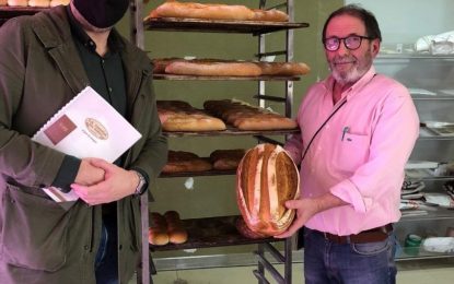 Mercados y Comercio conoce el “Pan Moreno de La Línea”, nuevo producto de fabricación artesanal a nivel local