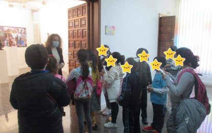 Escolares del Carlos V visitan la sala dedicada a Nacho Falgueras en la Casa de la Cultura