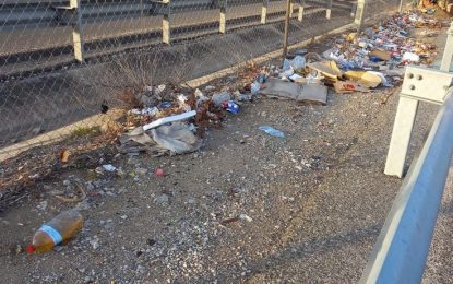 Usuarios responsabilizan a «camioneros sin escrúpulos» de las basuras en Las Marismas