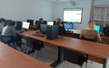 Participación Ciudadana reactiva el aula de informática en La Cátedra para impartir clases de alfabetización digital