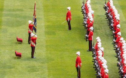 En nombre de la Reina, SAR el Conde Wessex se dirige al Real Regimiento de Gibraltar en el Castillo de Windsor