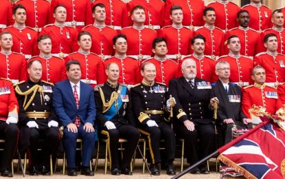 En nombre de la Reina, el Conde de Wessex entrega las nuevas Banderas al Real Regimiento de Gibraltar en el Castillo de Windsor