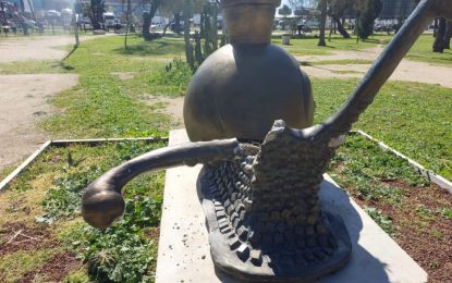 Incívicos se ceban con la escultura del caracol y el Parque Princesa Sofía