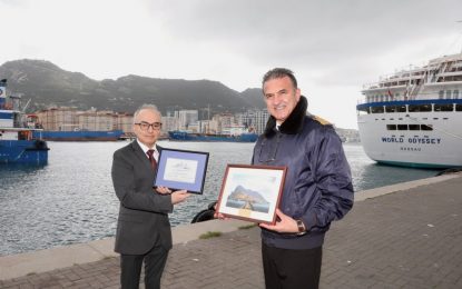 Bienvenida del Ministro Daryanani al crucero World Odyssey en su escala inaugural en Gibraltar