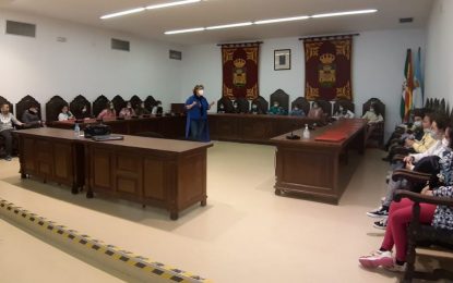 Ceferina Peño explica a escolares del Huerta Fava el funcionamiento de la institución municipal