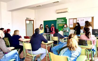 Asansull celebra su segunda sesión informativa en el Centro de Adultos Almadraba enmarcada en El Plan Local de Intervención en Zonas Desfavorecidas