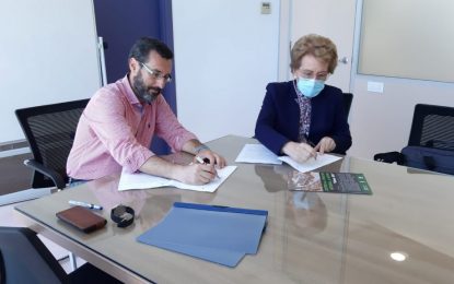 Juan Franco y M.ª Luisa Escribano firman el convenio para la cesión de la antigua residencia Gómez Ulla al Grupo Asansull