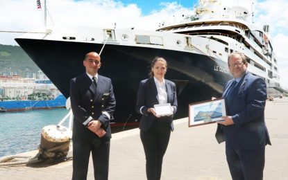 El Ministro Cortés recibe al crucero Le Dumont d’Urville en su primera escala en Gibraltar