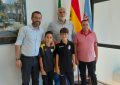 El alcalde recibe a Hugo Pérez y Alejandro Vázquez, futbolistas linenses seleccionados por el equipo provincial para jugar la Copa Andalucía de Fútbol 7