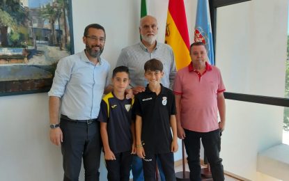 El alcalde recibe a Hugo Pérez y Alejandro Vázquez, futbolistas linenses seleccionados por el equipo provincial para jugar la Copa Andalucía de Fútbol 7