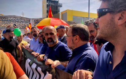 El linense Alvaro Cuadros, al lado del líder nacional de Vox, Santiago Abascal, en la manifestación de Cádiz