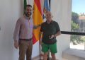 El alcalde recibe al Teniente José Luis Gorospe, ganador de un concurso nacional de Marchas Militares