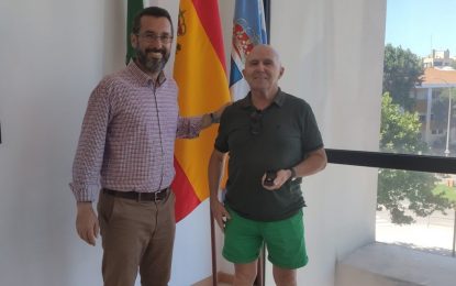El alcalde recibe al Teniente José Luis Gorospe, ganador de un concurso nacional de Marchas Militares