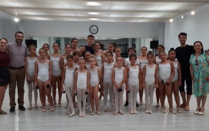 El alcalde visita el curso intensivo de danza española impartido por Fran Linares y organizado por el taller de danza de la Casa de la Cultura