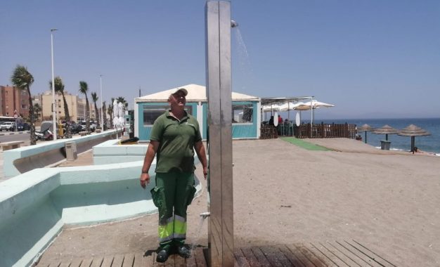 La Junta certifica la buena calidad de las aguas de baño linenses en los litorales de Poniente y Levante