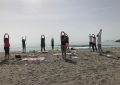 El Plan Local de Intervención en Zonas Desfavorecidas propicia la actividad comunitaria con clases de pilates en la playa