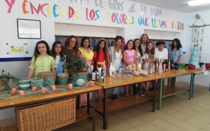 Raquel Ñeco visita el taller “Recicla y Crea” del CEIP Pablo Picasso