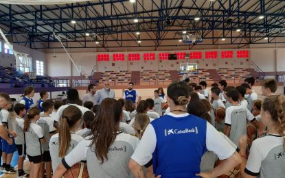 El alcalde visita el Campus Gigantes La Línea de baloncesto que se desarrolla en el Pabellón Municipal hasta el 2 de julio