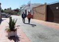 El alcalde visita la calle Castillejos tras la remodelación total de la vía
