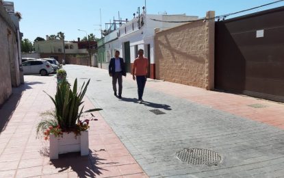 El alcalde visita la calle Castillejos tras la remodelación total de la vía