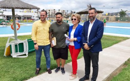 El alcalde resalta la calidad de la piscina de verano del Complejo Deportivo Municipal Asansull