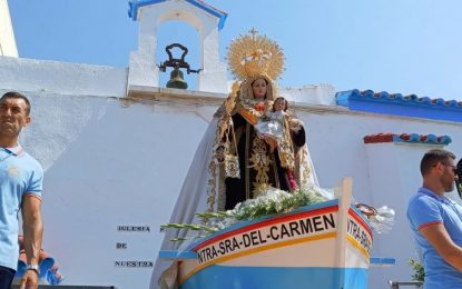 Multitudinaria ofrenda floral a la Virgen del Carmen, en La Atunara (con video)