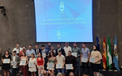Los 78 mejores expedientes académicos del año reciben un reconocimiento del Ayuntamiento de La Línea