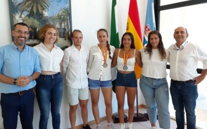 El alcalde recibe al Club de Remo Linense tras el buen papel de sus deportistas en el Campeonato de España