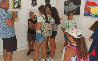 Menores de los talleres de verano de Servicios Sociales visitan el Museo Cruz Herrera