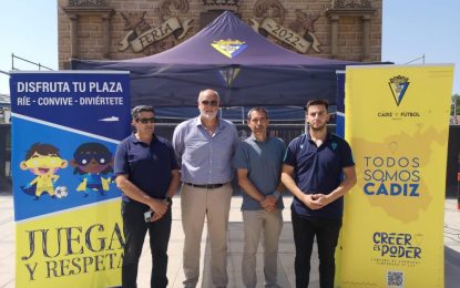 Una representación municipal recibe al Tour del Cádiz Club de Fútbol que hoy ha visitado La Línea