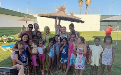 Ceferina Peño acompaña a menores saharauis y familias del programa ‘Vacaciones en paz’ a un encuentro celebrado en la piscina de verano