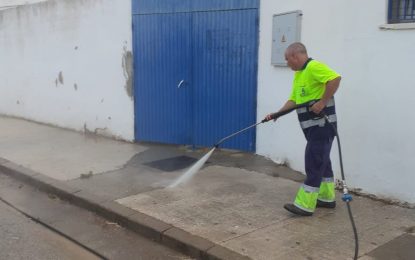 Limpieza realiza trabajos especiales en el entorno de las guarderías ante el inicio de la actividad lectiva el 1 de septiembre