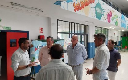 El alcalde supervisa en el colegio Andalucía la instalación de iluminación led de bajo consumo en edificios municipales
