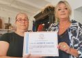 Rosa Denis, presidenta de Apymell entrega el Vale de 250€ a la Ganadora del concurso de los Rascas