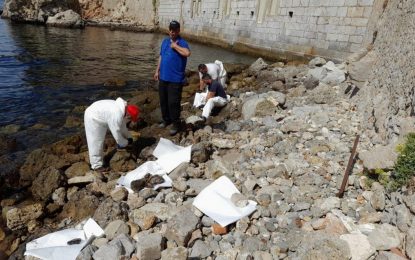Continúan en Gibraltar los trabajos de limpieza y monitorización de los hidrocarburos flotantes residuales procedentes del OS 35