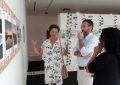 El alcalde conoce la exposición “Diario esperanza” con su autora, Diana Castilla
