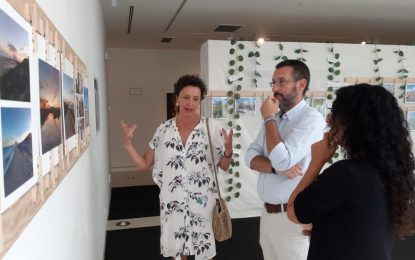 El alcalde conoce la exposición “Diario esperanza” con su autora, Diana Castilla