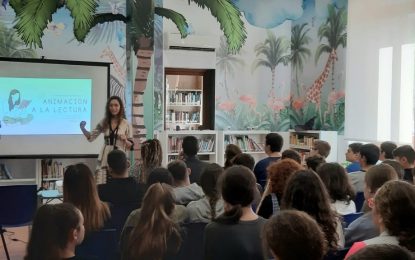 La Línea celebró el Día Internacional de la Biblioteca con un encuentro entre estudiantes y la joven escritora linense, Estefanía Aragón