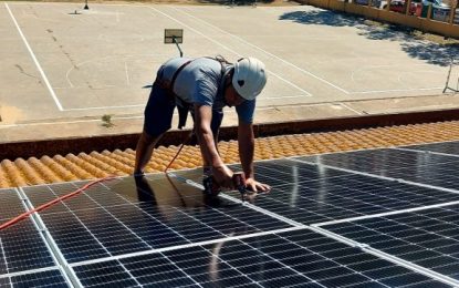 Los trabajos de mejora de la iluminación e instalación de paneles fotovoltaicos en colegios y edificios municipales finalizarán en noviembre