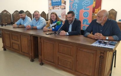 El alcalde ha recibido a Paula Pecino, remera del Club Marítimo Linense que participará en el Campeonato del Mundo de Beach Print