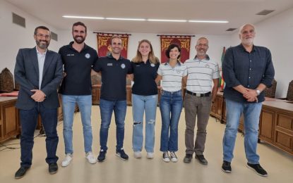 El alcalde recibe a los deportistas linenses participantes en el Mundial de Remo de Mar