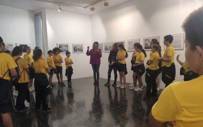 Alumnos del colegio Pablo Picasso han visitado esta mañana la exposición “Una Nueva Historia de Arena y Sal”
