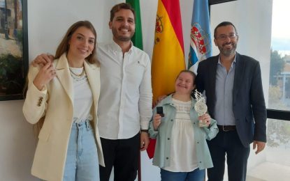 El alcalde recibe a la campeona de Andalucía de Taekwondo adaptado, Anabel Mellado