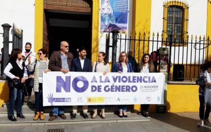 Estudiantes de Secundaria participan en la marcha contra la violencia de género organizada por la delegación de Igualdad en conmemoración del Día Internacional para la Eliminación de la Violencia hacia las Mujeres