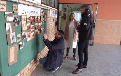 El alcalde recibe a una comisión escolar del colegio El Rocío durante su visita al centro